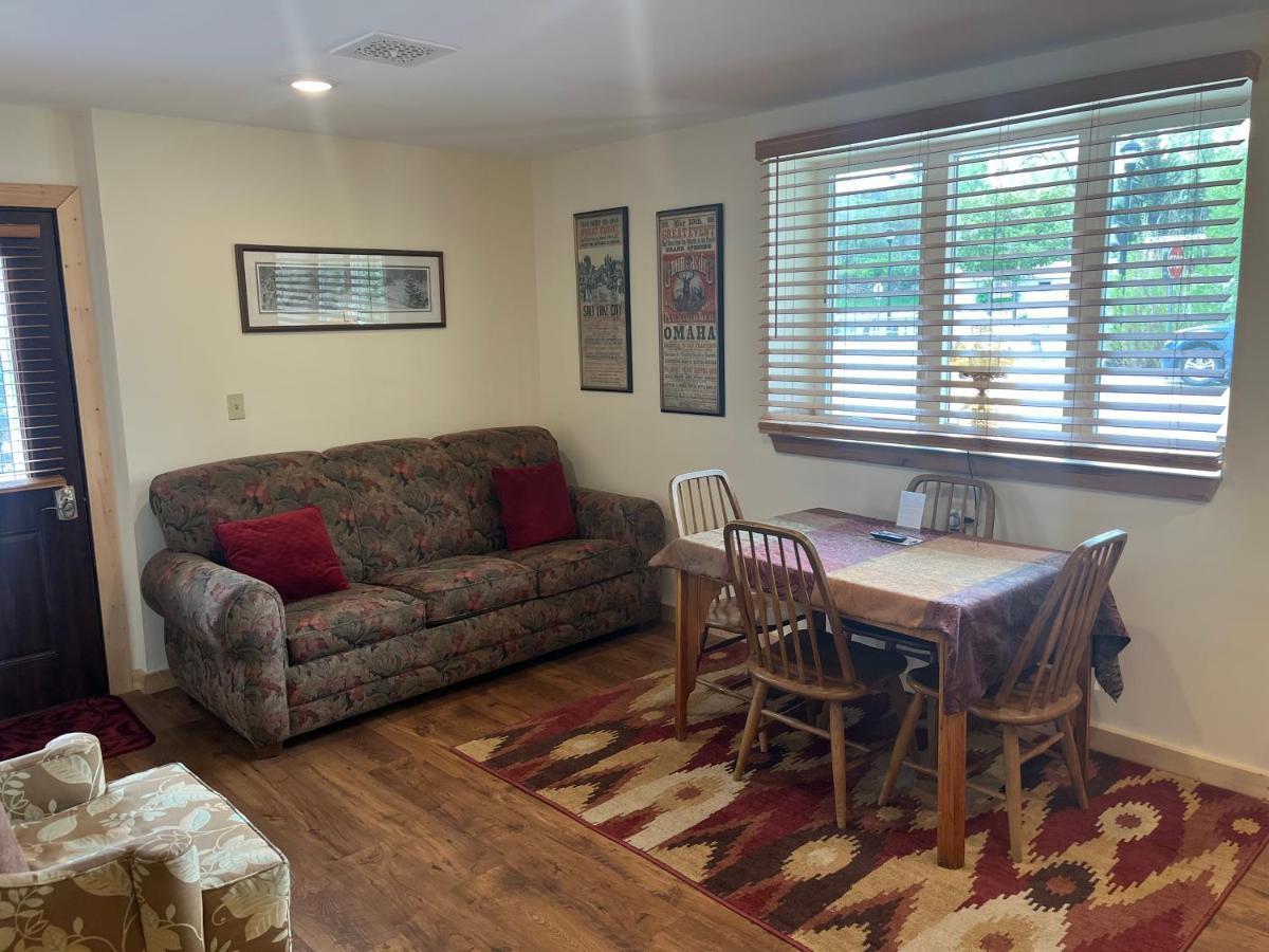 Creekside Downtown Vacation Suites, Only Adults 25 Or Older Buffalo Exterior photo
